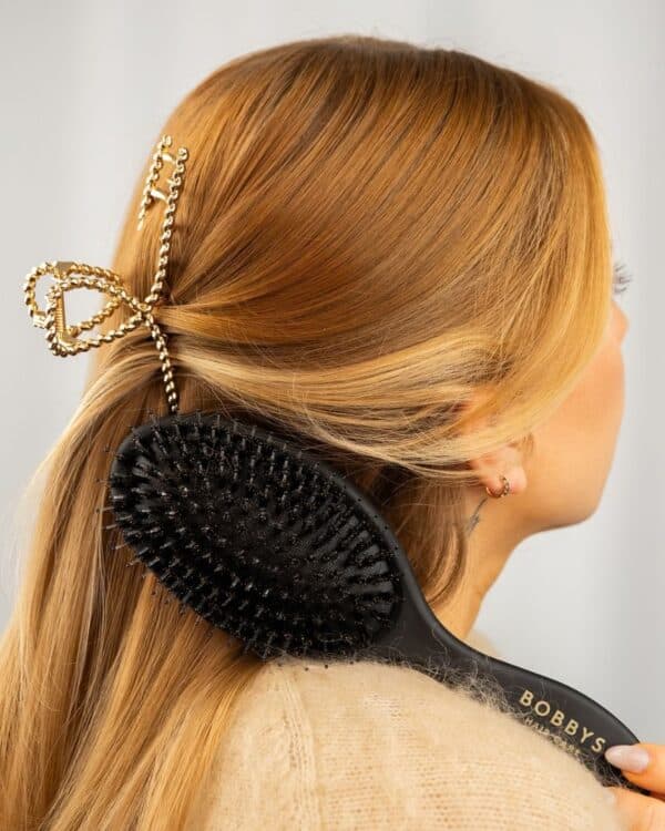 detangling brush lady